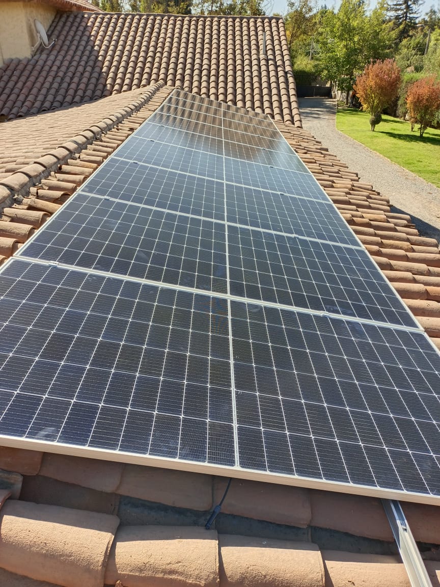 Paneles solares montados sobre un techo de tejas chilenas