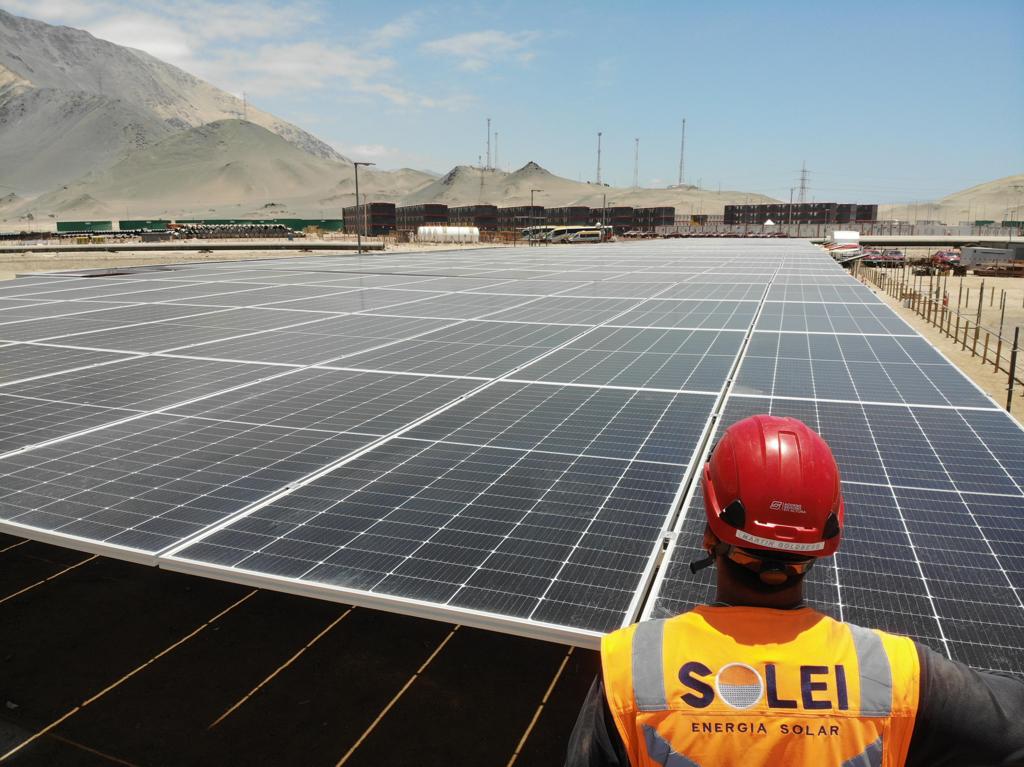 Técnico de SOLEI junto a planta fotovoltaica en el barrio industrial de Iquique