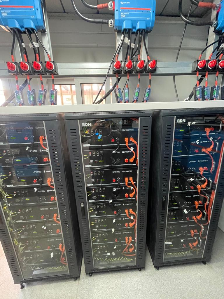 Bancos de baterías BESS instalados en la faena de Copiapó