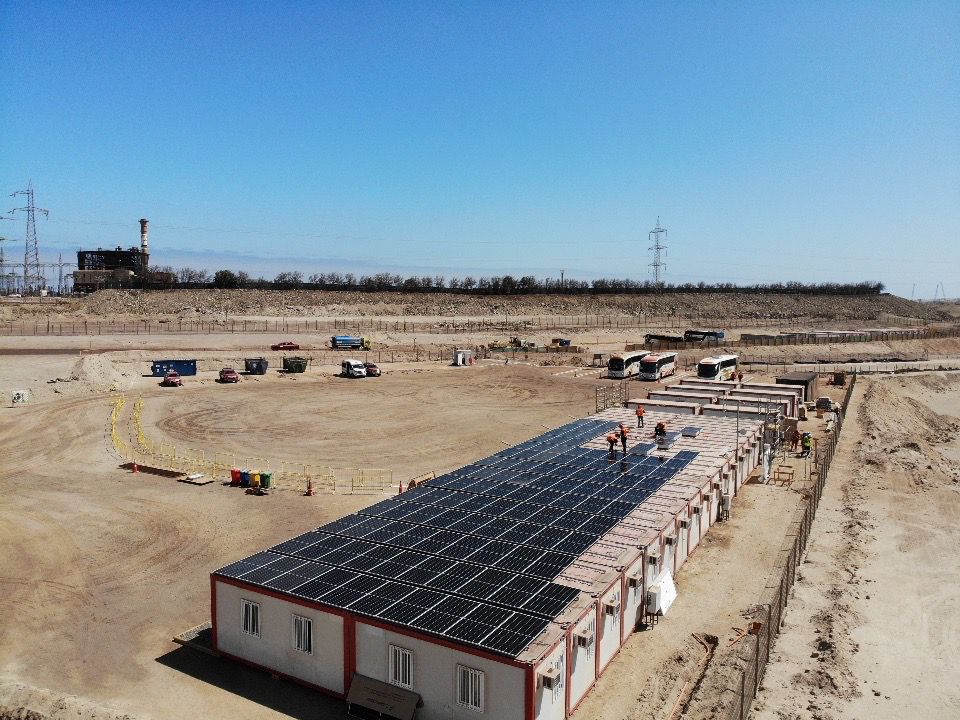 Planta fotovoltaica sobre módulos de faena en Copiapó