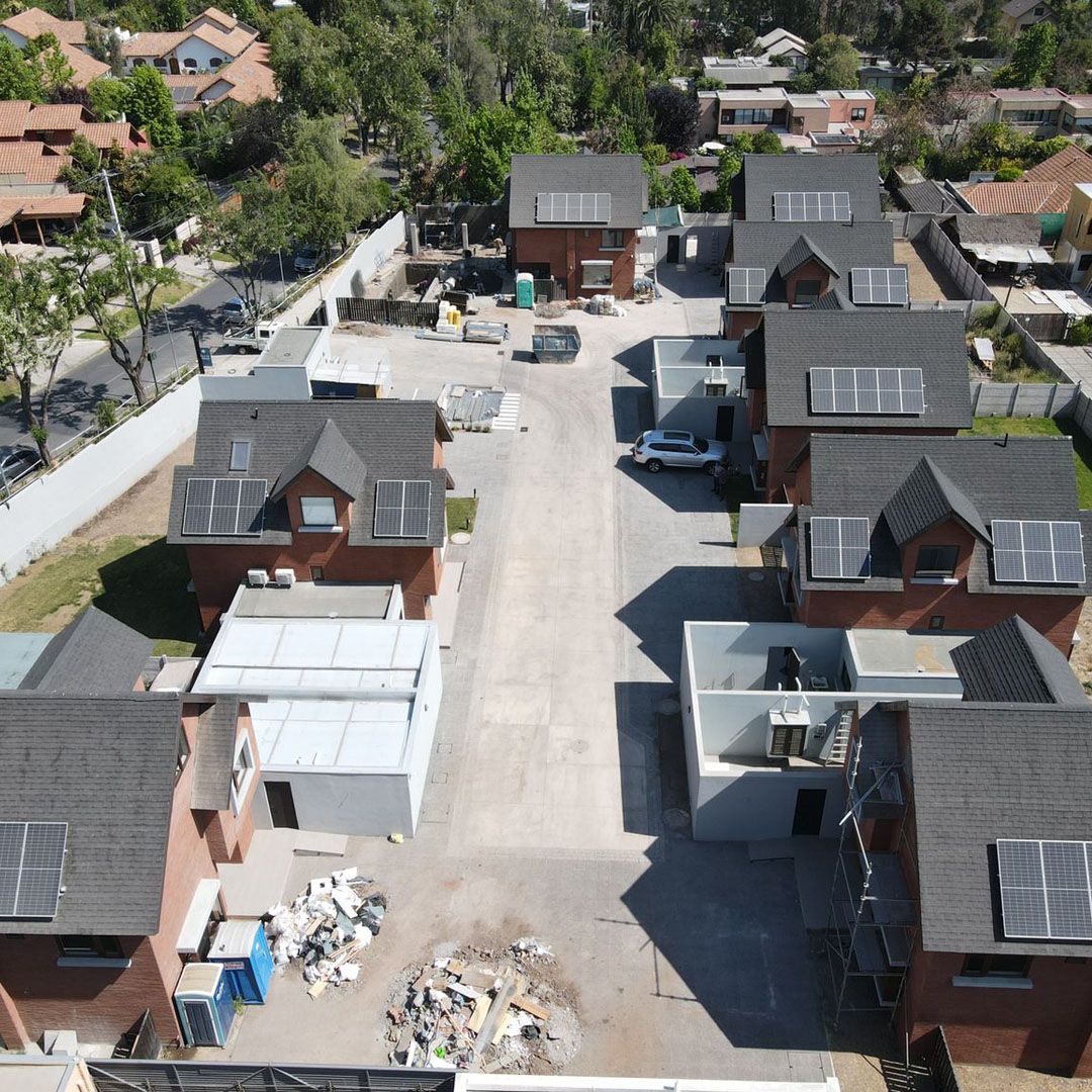 Casas de condominio en La Reina con paneles solares instalados