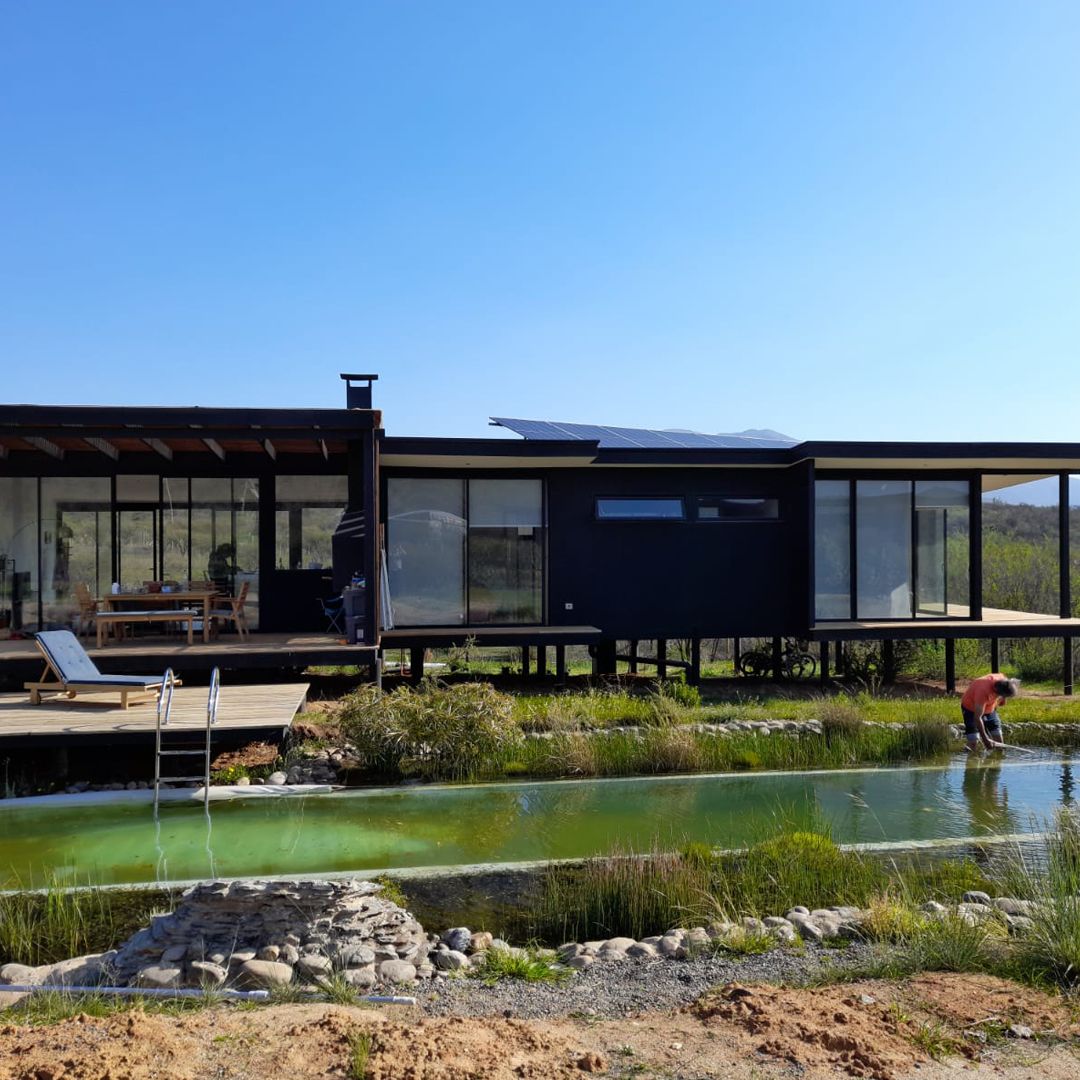 Instalación solar residencial con paneles fotovoltaicos en techo